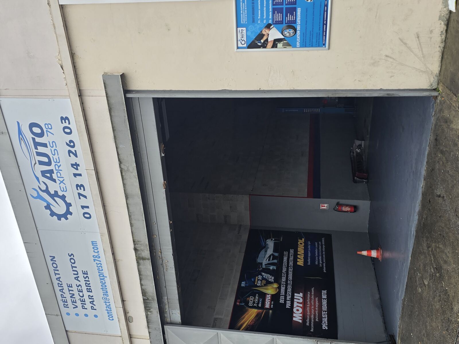 Façade Auto Express 78 à Mantes-la-Ville